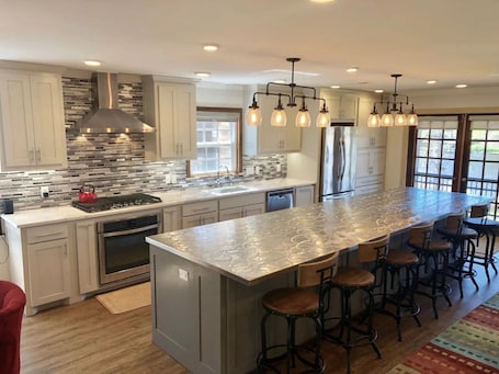 Fridge, microwave, oven, stovetop. City View on the Cane- The most amazing spot to see it all!