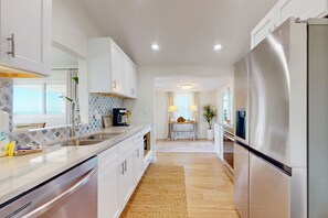 Réfrigérateur, four à micro-ondes, un four, surface de cuisson