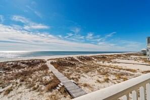 On the beach - Spacious beachfront wedding-friendly home with multiple decks & shared pool (Orange Beach)
