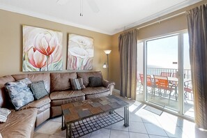 Fernseher, Tischfußball, Bücher