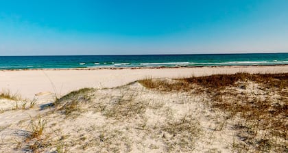 Spacious Dog-Friendly Oceanfront Home w/ Open Deck, Free WiFi & Amazing Views