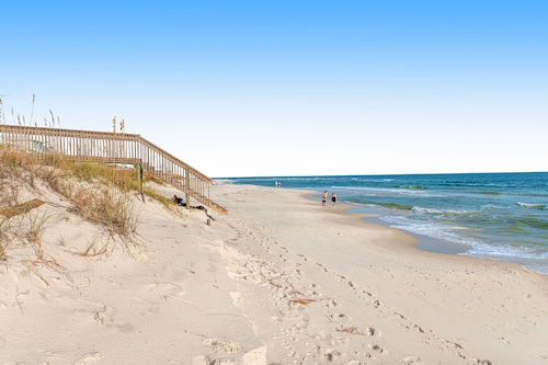 2-Story Beach House w/Balcony, Washer/Dryer, Shared Pool, Snowbird-Friendly