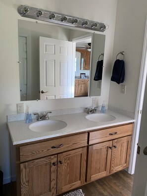 Duschwanne, Haartrockner, Handtücher, Toilettenpapier