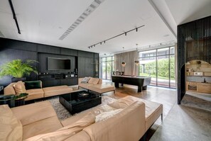 شقة مريحة | غرفة المعيشة | تلفزيون إل إي دي بحجم 55-بوصة يعرض قنوات تلفزيونية باشتراك مدفوع