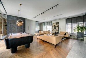 شقة مريحة | 1 غرفة نوم وبديكورات فريدة لكل غرفة وطراز فريد لكل وحدة وستائر تعتيم