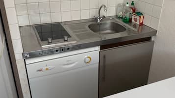 Réfrigérateur, micro-ondes, plaque de cuisson, lave-vaisselle