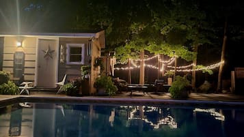 Una piscina al aire libre, una piscina climatizada