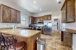 Full-sized fridge, microwave, oven, stovetop