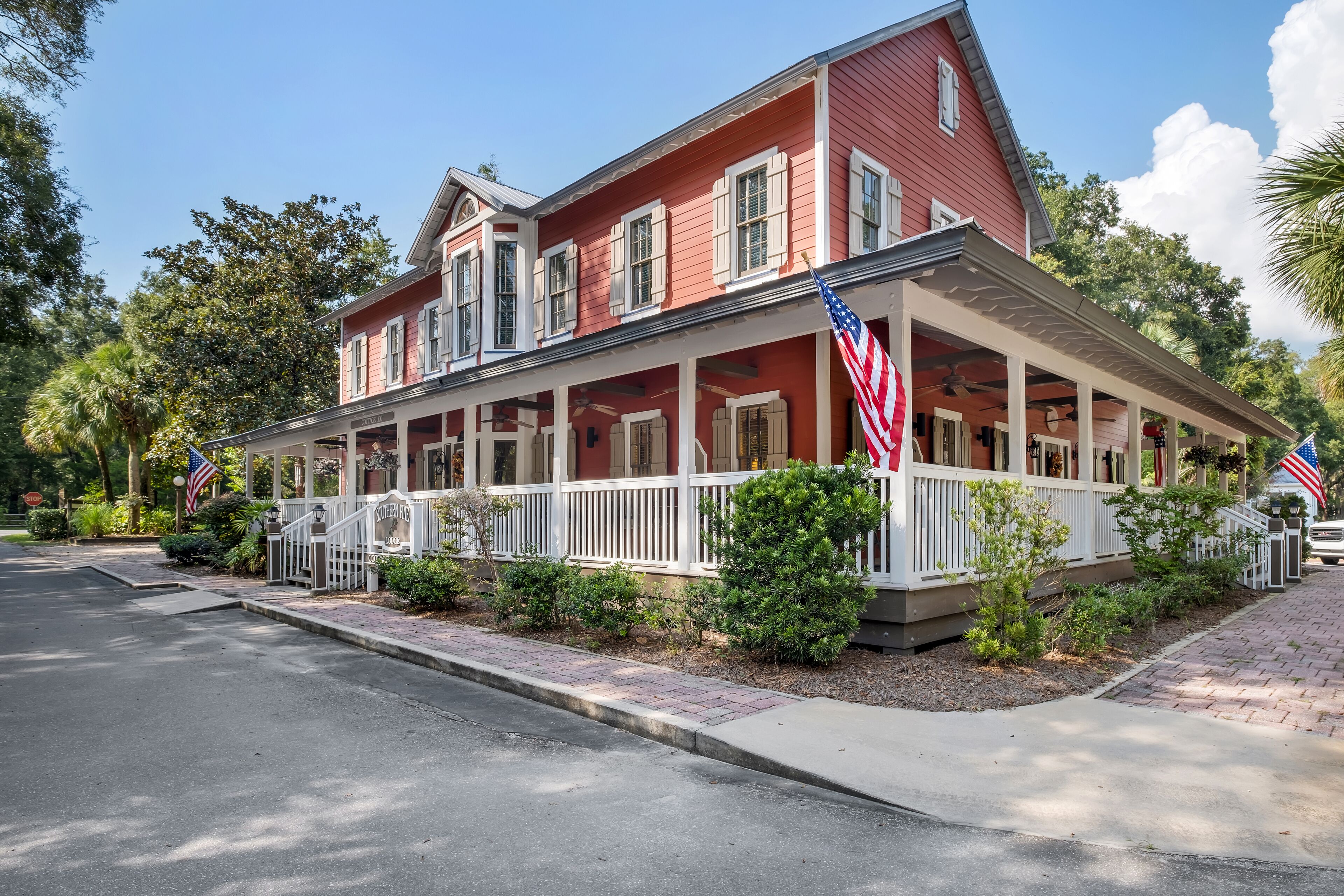Beautiful Southern Pines Lodge in Steinhatchee Landing Resort