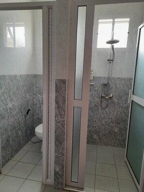 Douche, sèche-cheveux, serviettes fournies