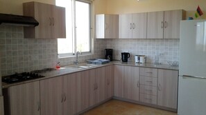 Kjøleskap, mikrobølgeovn, ovn og kokeplater