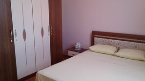 2 bedrooms, iron/ironing board, travel cot, free WiFi