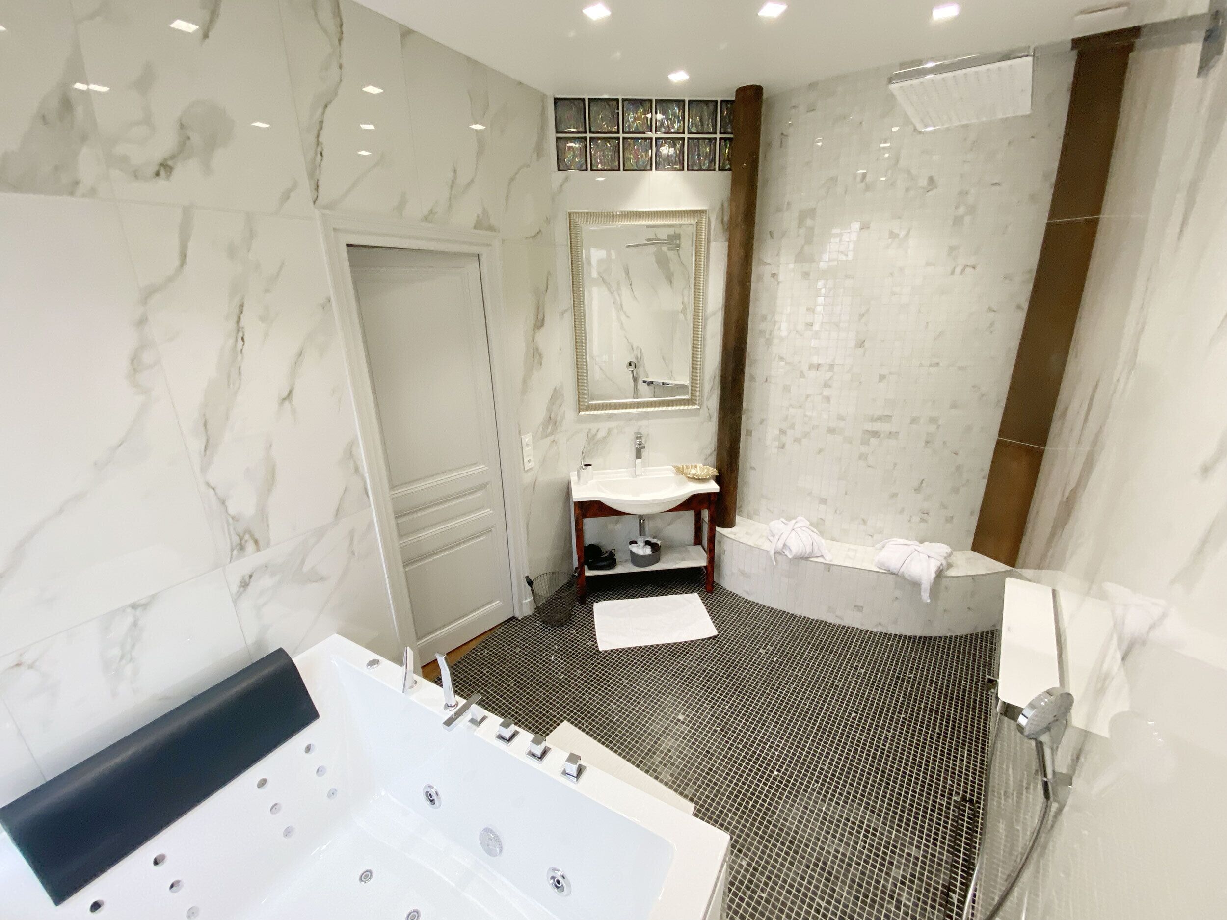 Shower, jetted bath, hair dryer, towels