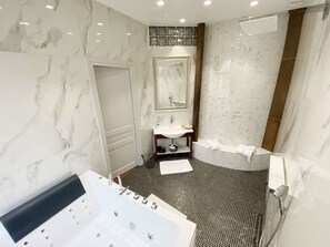 Een douche, een bubbelbad, een haardroger, handdoeken