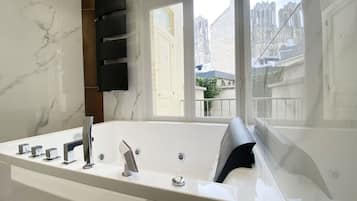 Dusche, Whirlpool, Haartrockner, HandtĂŒcher