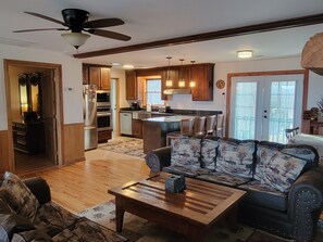 Smart-TV, Kamin, DVD-Player, Bücher