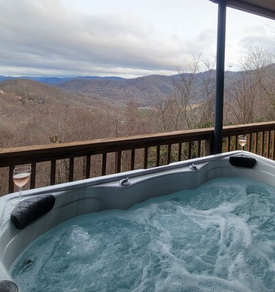 Maggie Valley Dream Home! Breathtaking Mountain Views, Luxury upgrades, Pets ok!