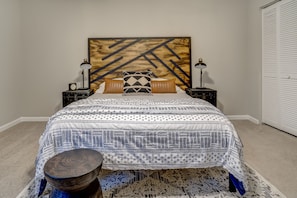 2 chambres, fer et planche à repasser, lit de bébé portatif