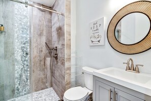 Combined shower/bathtub, hair dryer, towels, soap - Stunning & Glamorous 3BR-3BA - Sleep 10! (Philadelphia)