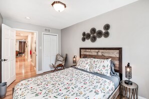 3 bedrooms, desk, iron/ironing board, free WiFi - Stunning & Glamorous 3BR-3BA - Sleep 10! (Philadelphia)