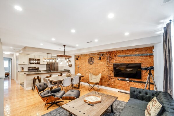 Smart TV - Stunning & Glamorous 3BR-3BA - Sleep 10! (Philadelphia)