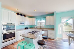 Fridge, microwave, oven, stovetop - Wedgefield House in Ocean View w/Private Washer/Dryer, Free WiFi, Shared Pool (Ocean View)