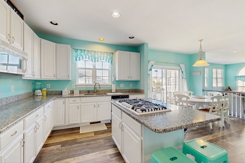 Wedgefield House in Ocean View w/Private Washer/Dryer, Free WiFi, Shared Pool