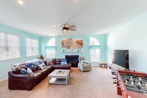 TV, fireplace, DVD player, foosball - Wedgefield House in Ocean View w/Private Washer/Dryer, Free WiFi, Shared Pool (Ocean View)