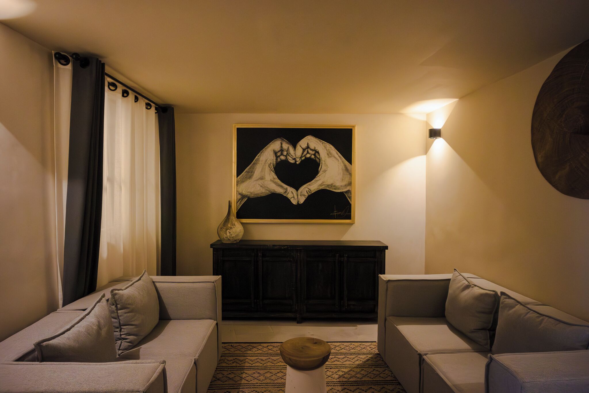 junior suite amatte | living area | 55-inch smart tv with cable channels, tv, netflix