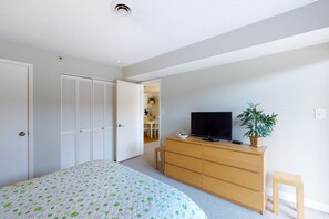 2 bedrooms, iron/ironing board, Internet, bed sheets