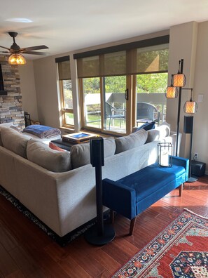 TV connectée, cheminée, livres, imprimantes