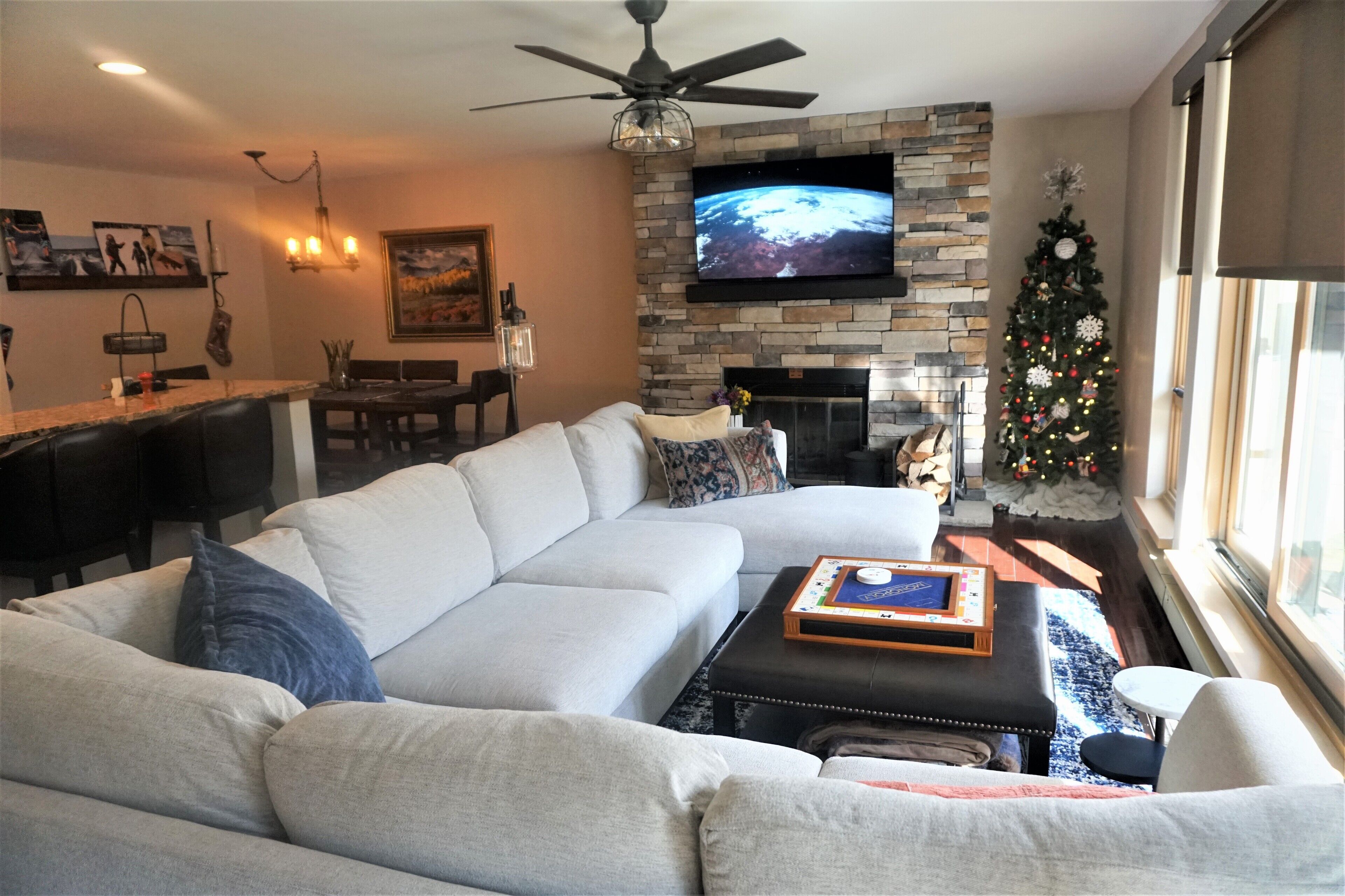 Smart TV, chimenea, libros, impresora