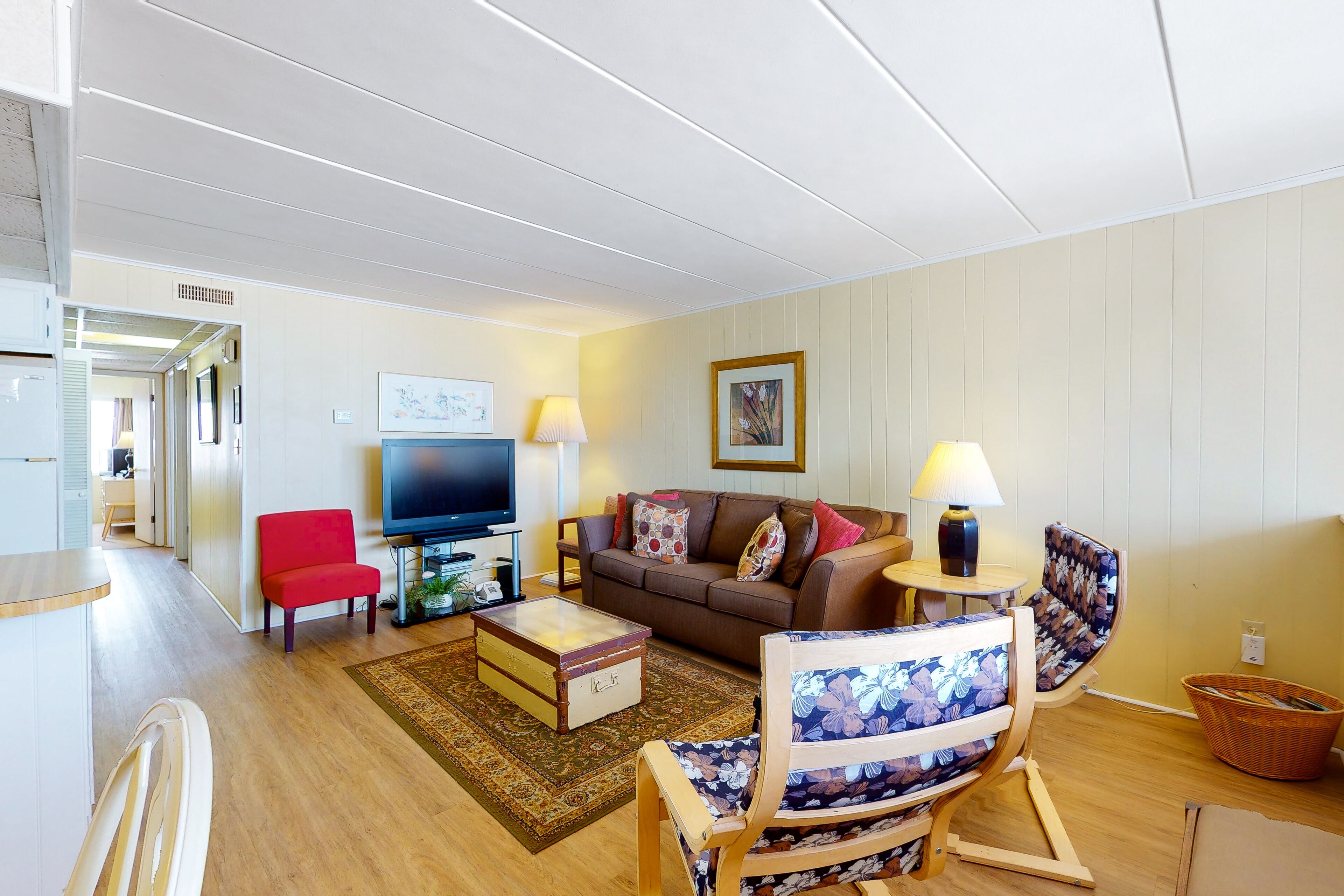 Air-conditioned condo with private laundry - walk to the beach & Northside Park