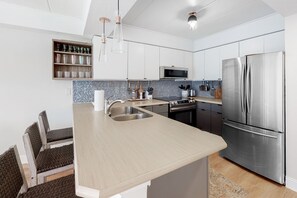 ثلاجة، ميكروويف، فرن، موقد طهي مسطح