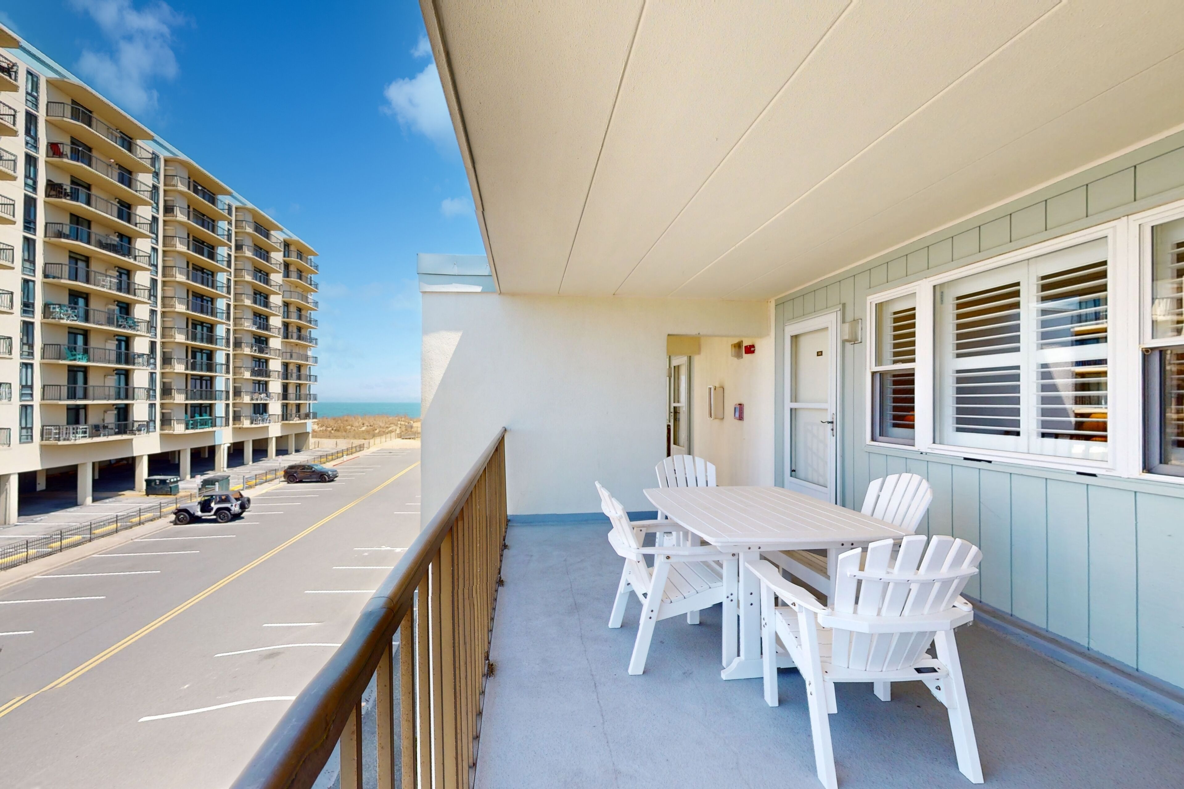 Ocean-block with air-conditioned interior & private washer/dryer