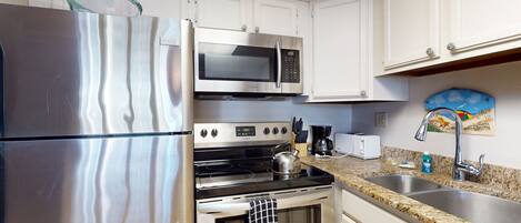 Een koelkast, een magnetron, een oven, een kookplaat