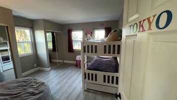 4 室のベッドルーム、アイロン / アイロン台、WiFi (無料)、ベッドシーツ