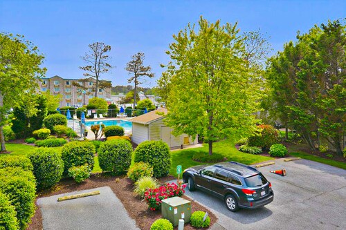Sea Pines Townhouse Steps From the Water w/Free WiFi, Shared Pool, Private W/D, AC