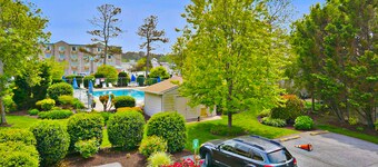 Sea Pines Townhouse Steps From the Water w/Free WiFi, Shared Pool, Private W/D, AC