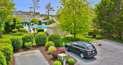 Sea Pines Townhouse Steps From the Water w/Free WiFi, Shared Pool, Private W/D, AC