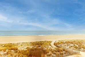 On the beach - Oceanfront Condo w/ Amazing Beach View, Balcony, Central AC & Laundry (Ocean City)