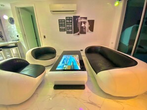 Living area - 2 luxury bedroom with private jacuzzi (Cartagena)