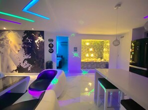 Living area - 2 luxury bedroom with private jacuzzi (Cartagena)