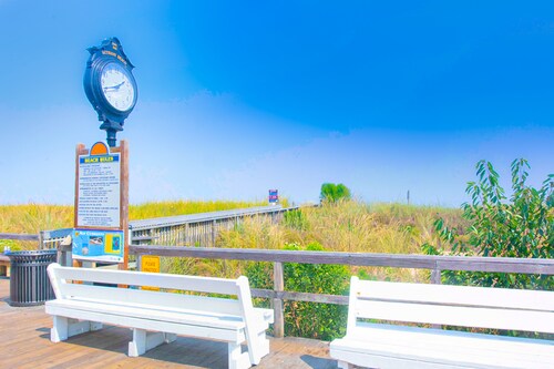 The Canal Retreat Short Walk From the Beach w/Private Washer and Dryer + Free WiFi