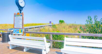 The Canal Retreat Short Walk From the Beach w/Private Washer and Dryer + Free WiFi