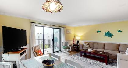 Newly updated condo - less than a block to the beach