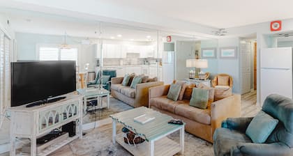 Oceanfront, Low-Rise Condo w/ Balcony, Beach Views & AC - Walk Everywhere