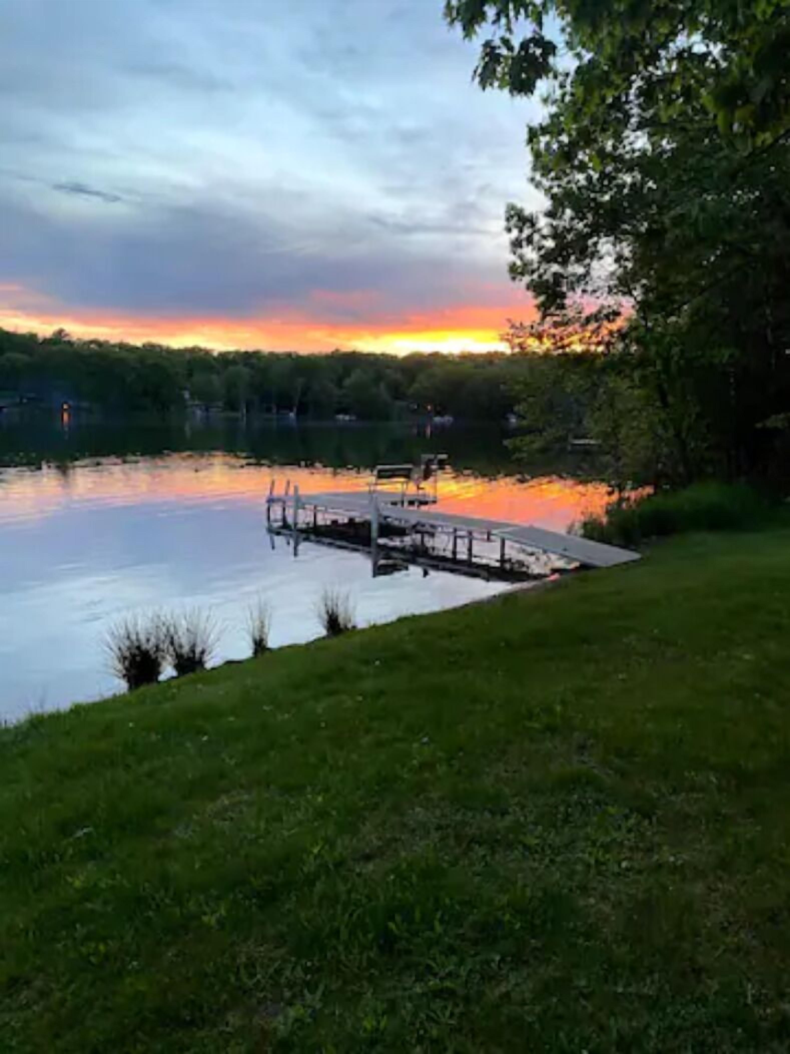 Waterfront Cottage -Stone Lk - Sandy/ Dock - Pets