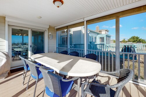 Town of Bethany Beach oceanfront home with pool & tennis access, washer/dryer