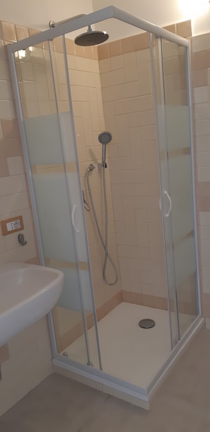 Dusche, Haartrockner, Bidet, Handtücher